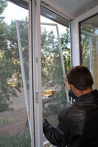 Особенности монтажа москитной сетки на окна и двери
